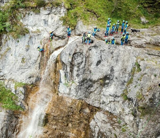 Canyoning bovenaan een waterval